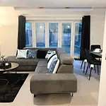 Secure Parking 3 Bedroom Stylish House With Garden