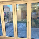 Secure Parking 3 Bedroom Stylish House With Garden