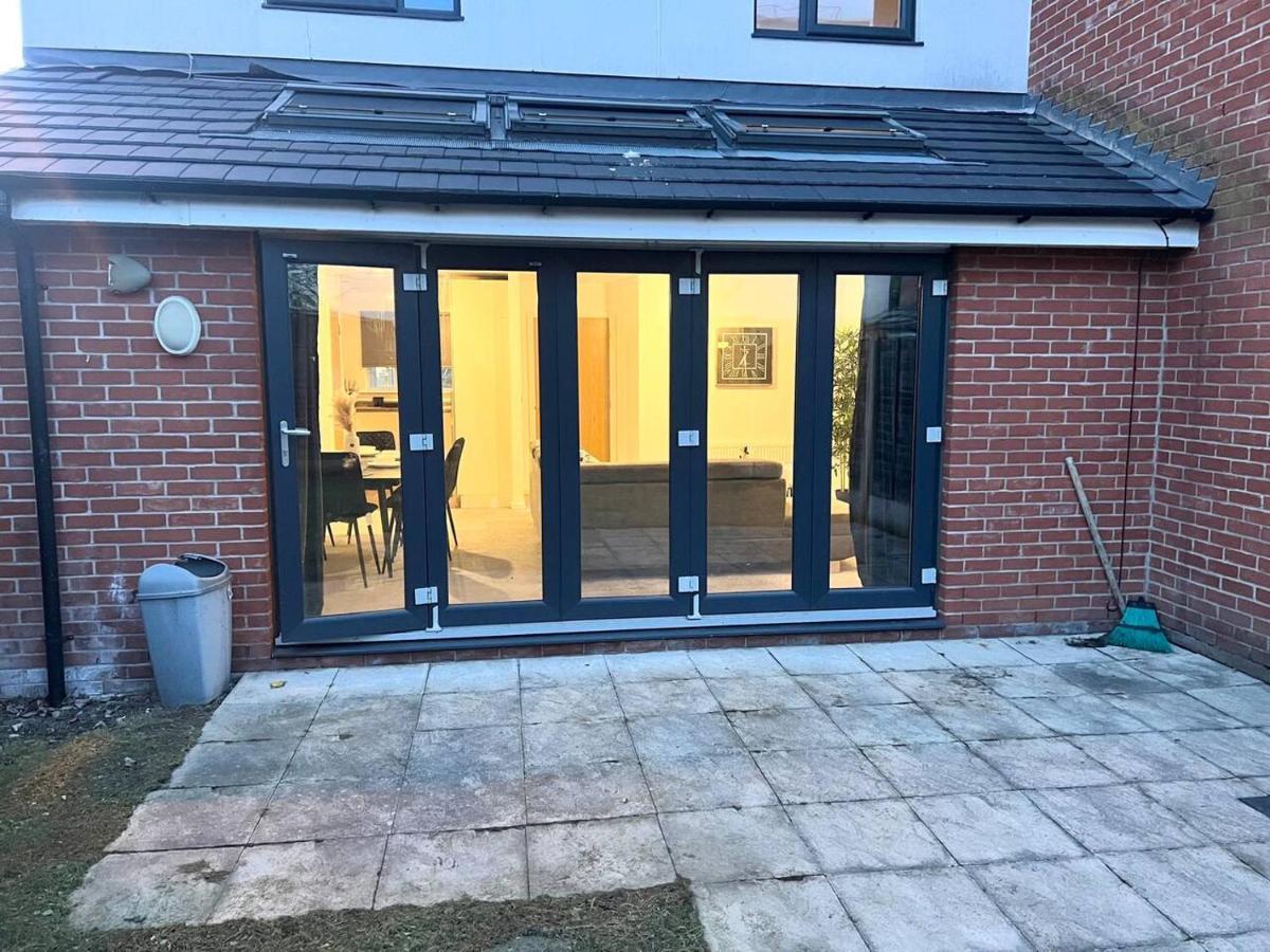 Secure Parking 3 Bedroom Stylish House With Garden Manchester