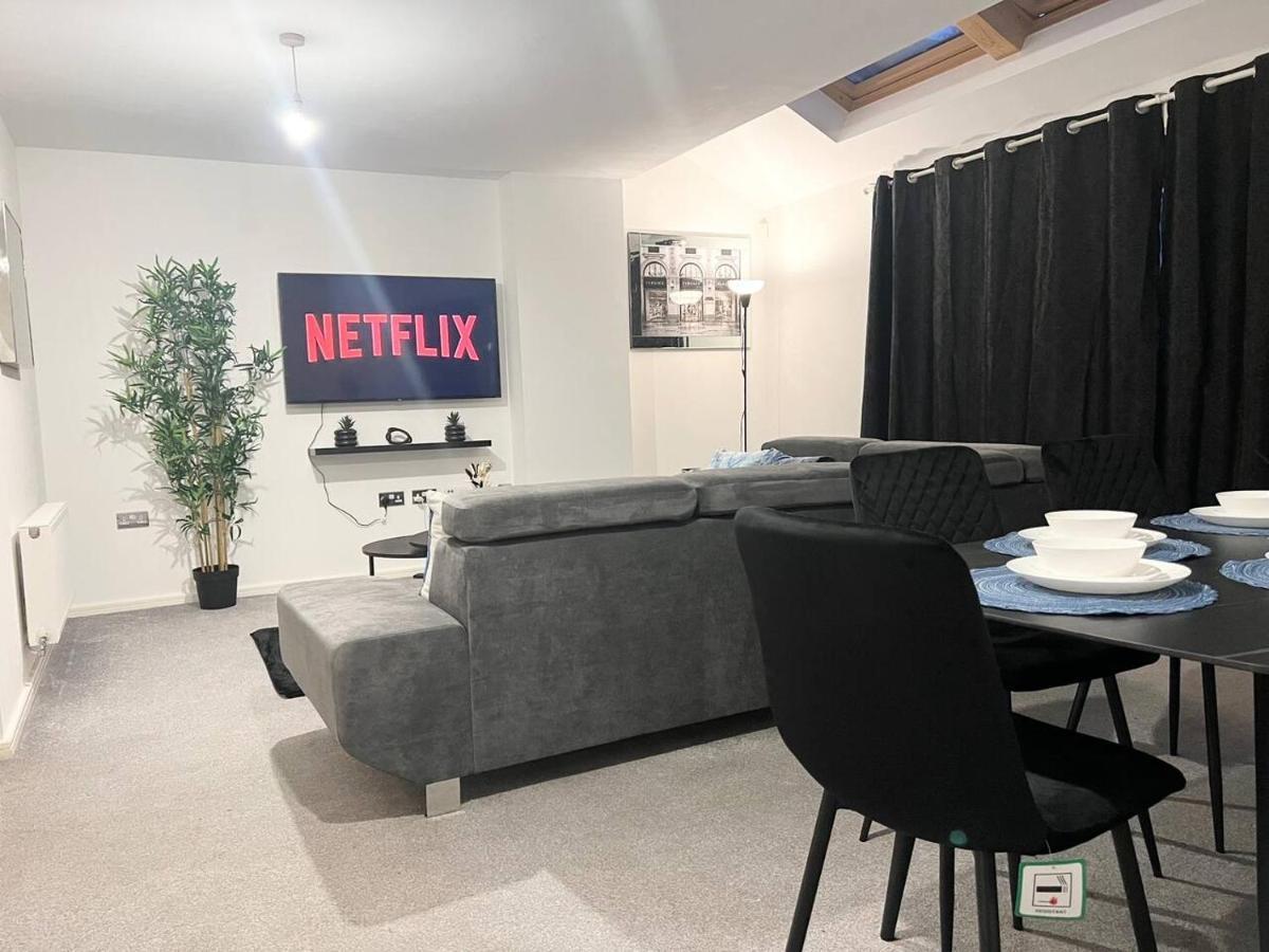 Secure Parking 3 Bedroom Stylish House With Garden Apartamento *