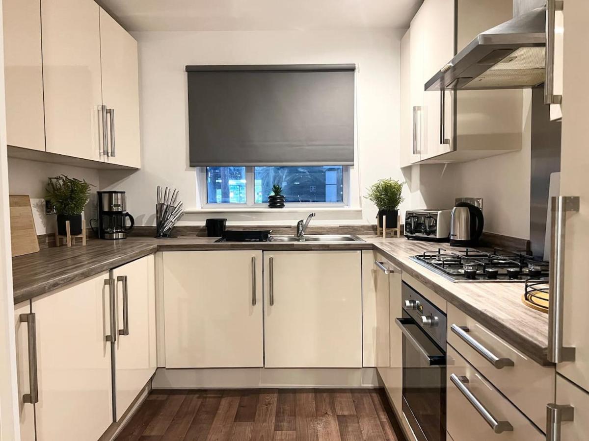 Secure Parking 3 Bedroom Stylish House With Garden Manchester