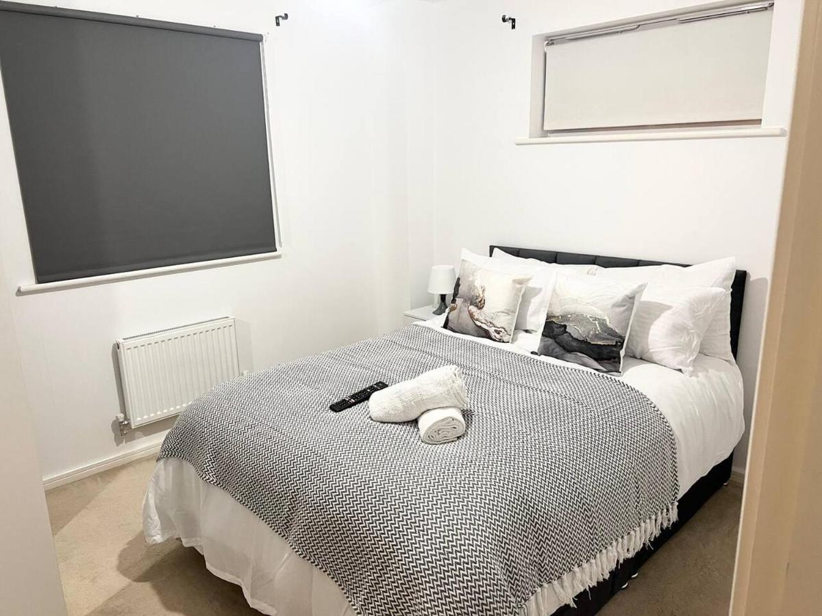 Secure Parking 3 Bedroom Stylish House With Garden Apartamento