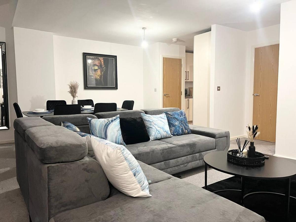 Secure Parking 3 Bedroom Stylish House With Garden