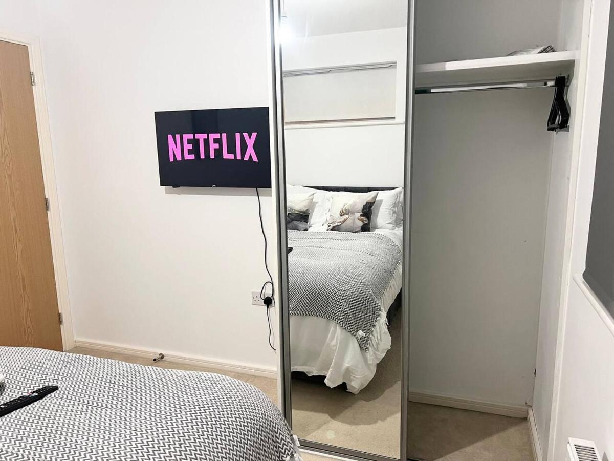 Secure Parking 3 Bedroom Stylish House With Garden * Manchester